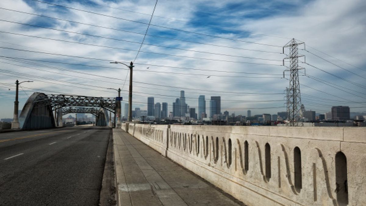 17-latek spadł z mostu. Wspiął się na niego, aby przygotować internetową relację i zdobyć "lajki"
