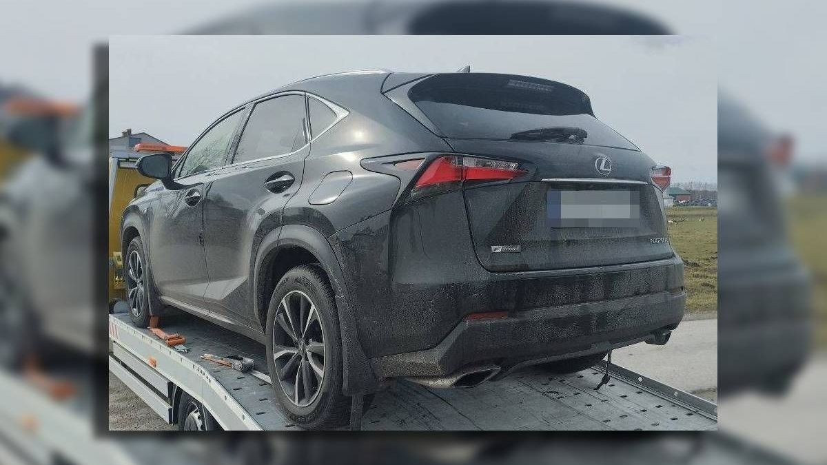samochód marki lexus