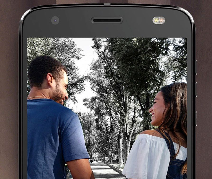 Motorola Moto Z2 Force oficjalnie. Topowy smartfon z nietłukącym się ekranem i modułem kamery 360 3