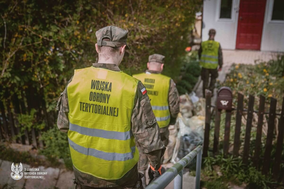 Żołnierze WOT w trakcie akcji porządkowej