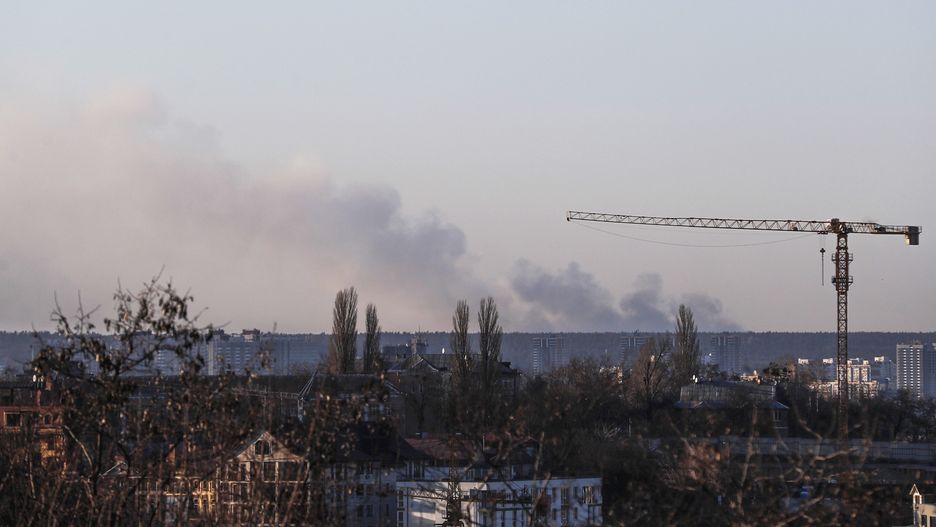  epa09834426 A smoke raises after Russian shelling, North West of Ukrainian capital of Kyiv, Ukraine, 18 March 2022.  Russian troops entered Ukraine on 24 February resulting in fighting and destruction in the country, a huge flow of refugees, and severe economic sanctions on Russia imposed by Western countries.  EPA/ATEF SAFADI Dostawca: PAP/EPA.