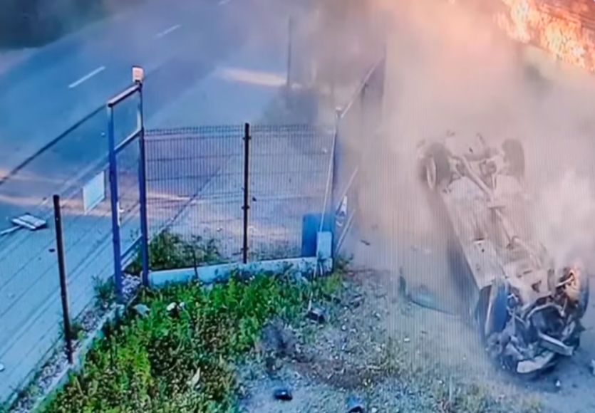 Warszawa. Po tym zdarzeniu, na skutek którego auto zostało zniszczone, podobnie jak przeszkody, z którymi się zetknęło po drodze, pasażer oddalił się, zostawiając kierowcę przy wraku
