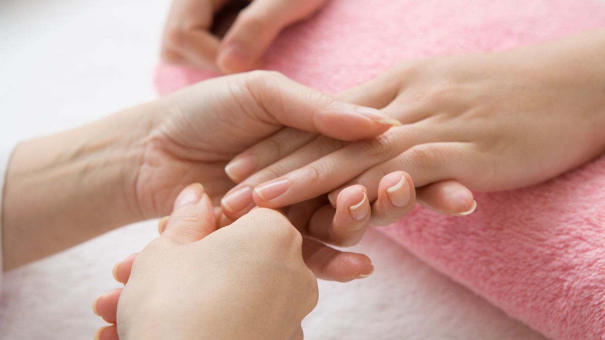 Masaż dłoni można wykonać w domowym zaciszu