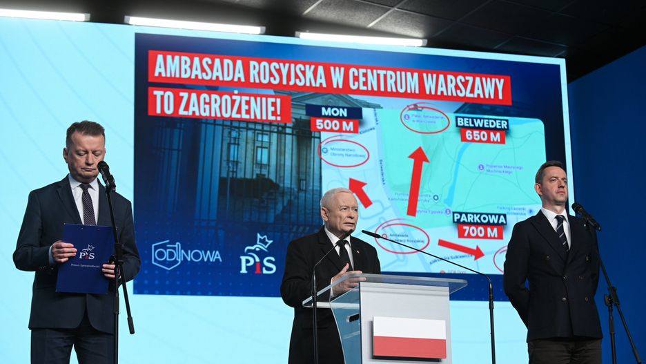 Warszawa, 17.09.2025. Prezes PiS Jarosław Kaczyński (C), przewodniczący klubu parlamentarnego PiS Mariusz Błaszczak (L) i poseł PiS Marcin Ociepa (P) na konferencji prasowej w siedzibie PiS w Warszawie, 17 bm. (aldg) PAP/Marcin Obara