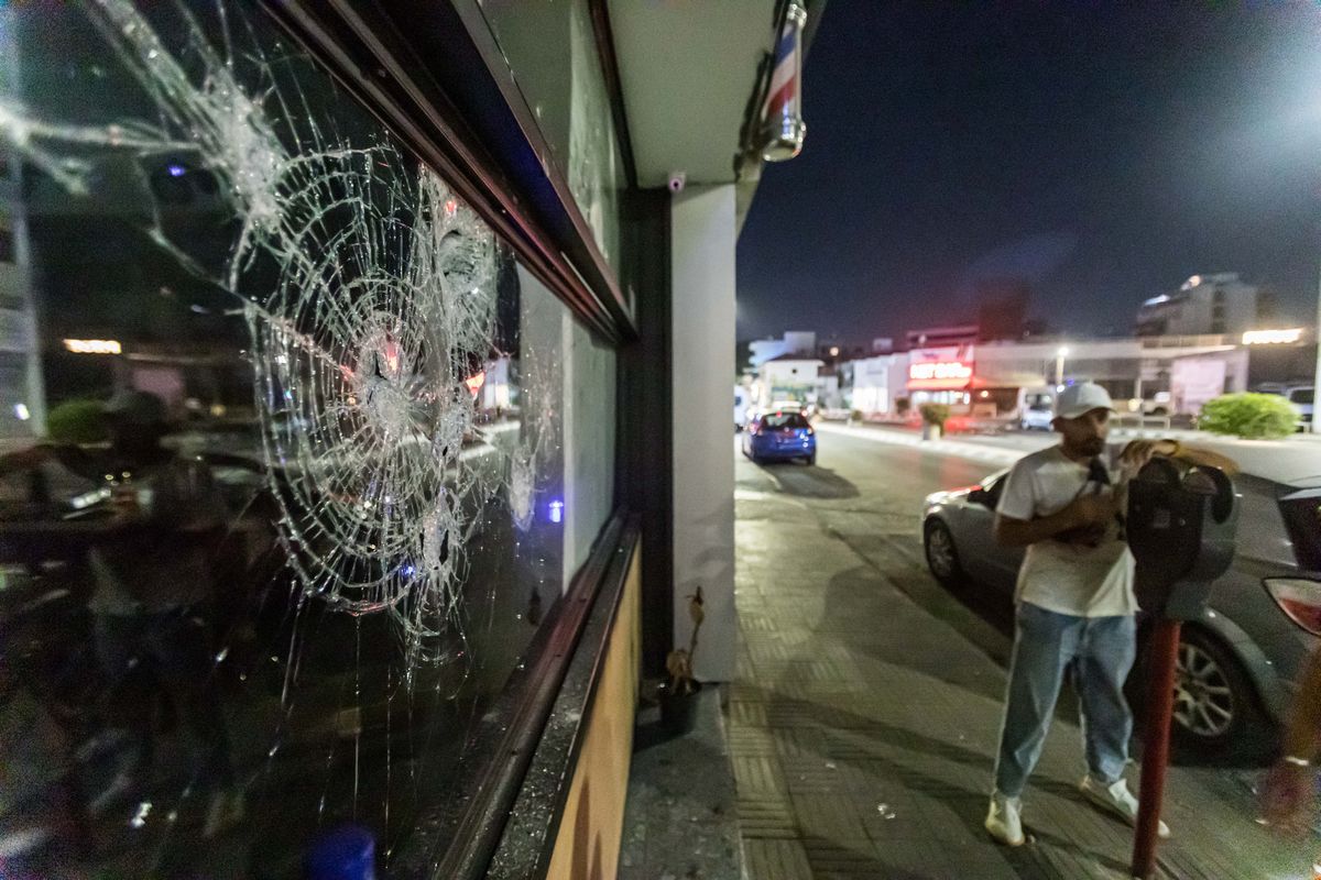 Zniszczone witryny sklepów, podpalone samochody, zdemolowane ulice po antyimigranckich wystąpieniach w cypryjskim mieście Limassol