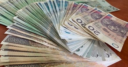 Znalazła saszetkę w restauracji. W środku ponad 120 tys. złotych