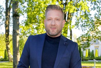 Jest prezenterem pogody. Mówi, jakie wiadomości dostaje
