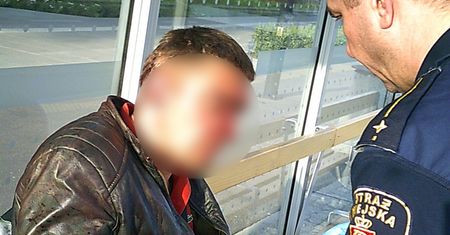 Leżał zakrwawiony w autobusie. Nie wiedział, co się stało