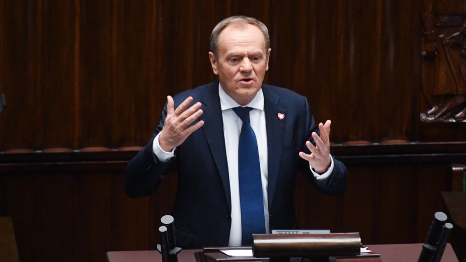 Warszawa, 17.01.2024. Premier Donald Tusk na sali obrad Sejmu w Warszawie, 17 bm. Sejm w drugim dniu posiedzenia zajmuje się m.in. wnioskiem PiS o wyrażenie wotum nieufności wobec ministra kultury i dziedzictwa narodowego Bartłomieja Sienkiewicza. (jm) PAP/Piotr Nowak