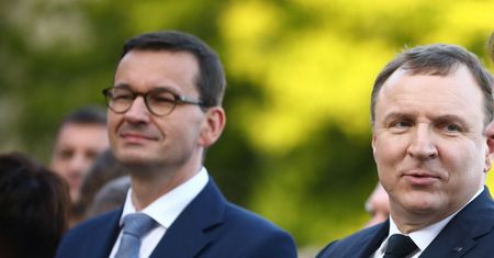 Afera mailowa. Doradcy premiera o "bitwie na noże" Mateusza Morawieckiego z Jackiem Kurskim