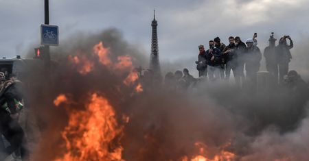 Wrze w Paryżu. Macron jest izolowany i osłabiony