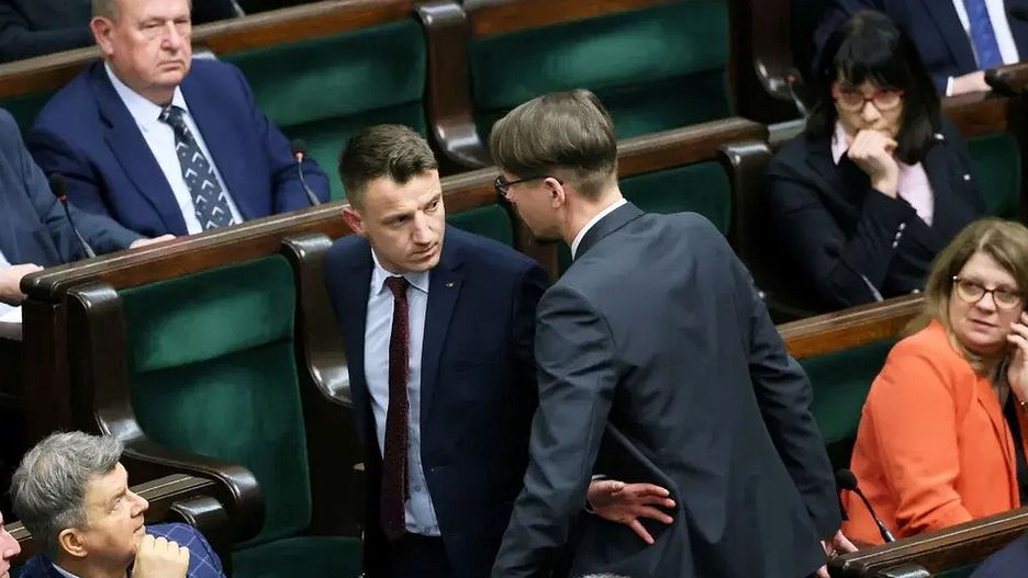 Poseł Wilk wyprowadzany z sali obrad Sejmu w stanie wskazującym