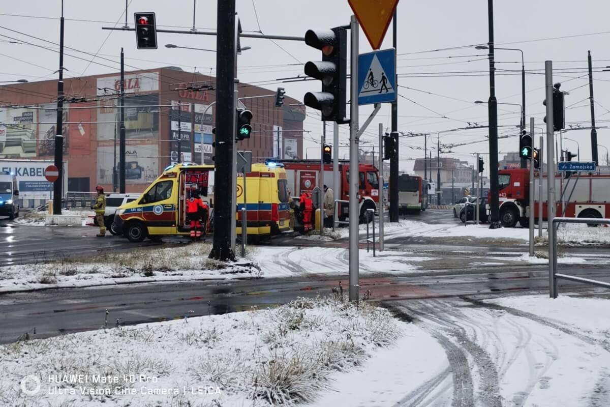 Zderzenie volvo z audi na skrzyżowaniu al. Unii Lubelskiej z ul. Zamojską w Lublinie