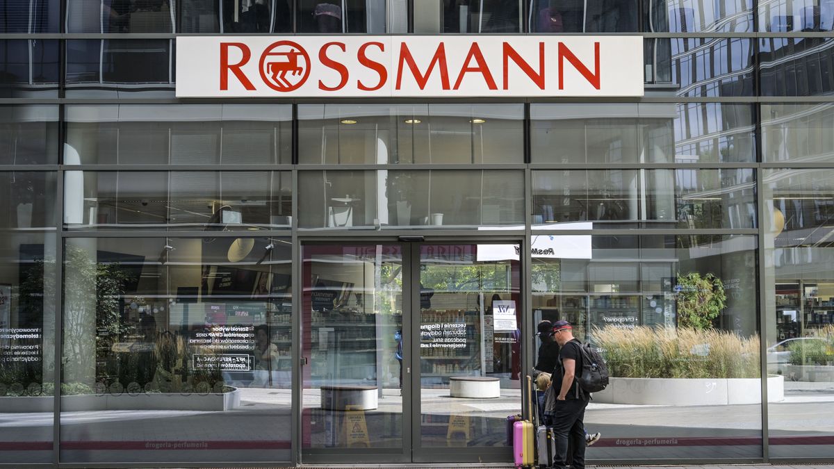 Rossmann drugstore branch, Warsaw, Masovian Voivodeship, Poland. (Photo by: Bildagentur-online/Schoening/Universal Images Group via Getty Images)
