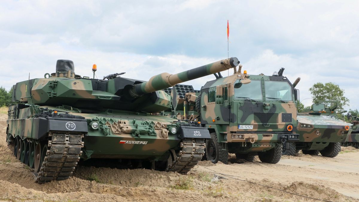 Na zdjęciu: czołg Leopard 2, pojazd minowania narzutowego BAOBAB-K, transporter opancerzony Rosomak
