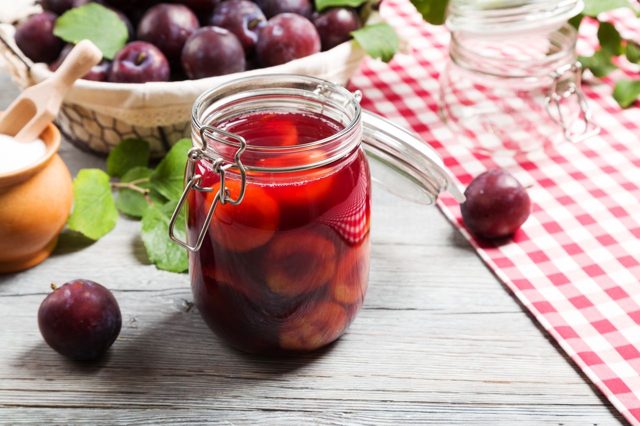 Jak zrobić kompot ze śliwek na zimę? Z tego przepisu jest pyszny