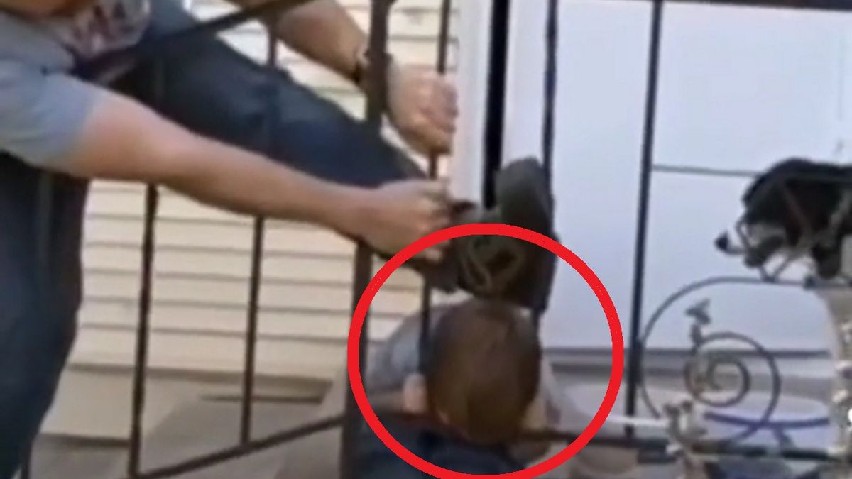 Głowa chłopca utknęła w barierce. Tata nie podołał zadaniu