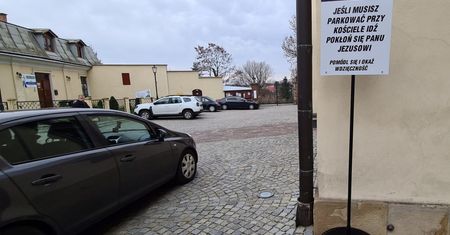 Mieszkańcy Krosna osłupieli. Taki parkometr stanął przy kościele