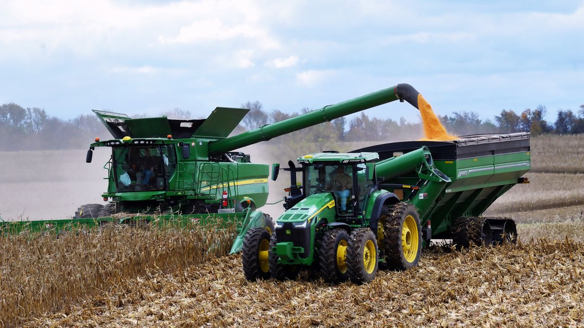 ROCKTON, ILLINOIS USA - OCTOBER 31, 2021: John Deer 8R340 tractor pulling a Brent 1196 grain cart while transfering corn from a John Deer S780 harvester
Dan VanDenBroeke  815-623-8463
harvesting, farming, farm, harvest, field, crop, landscape, grain cart, industry, harvester, S780, agricultural, combine, equipment, machine, machinery, transportation, industrial, farmland, tractor, agriculture, wagon, auger, 96-series, avalanche, cart, grain, 8R340, deer, john, 1196, brent, track, loading, corn, harvesting, farming, farm, harvest, field, crop, landscape, grain cart, industry, harvester, s780, agricultural, combine, equipment, machine, machinery, transportation, industrial, farmland, tractor, agriculture, wagon, auger, 96-series, avalanche, cart, grain, 8r340, deer, john, 1196, brent, track, loading