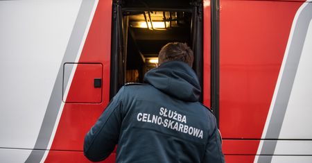 To funkcjonariusze KAS mają nadzorować ukraińskie zboże. Ich pensje zżera inflacja, a liczba odejść ze służby jest rekordowa