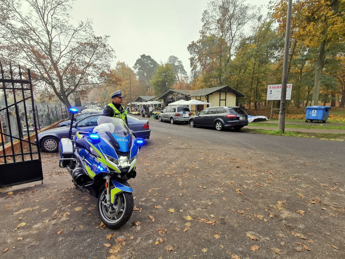 Przy cmentarzach pojawią się też nieoznakowane radiowozy i policjanci "w cywilu"