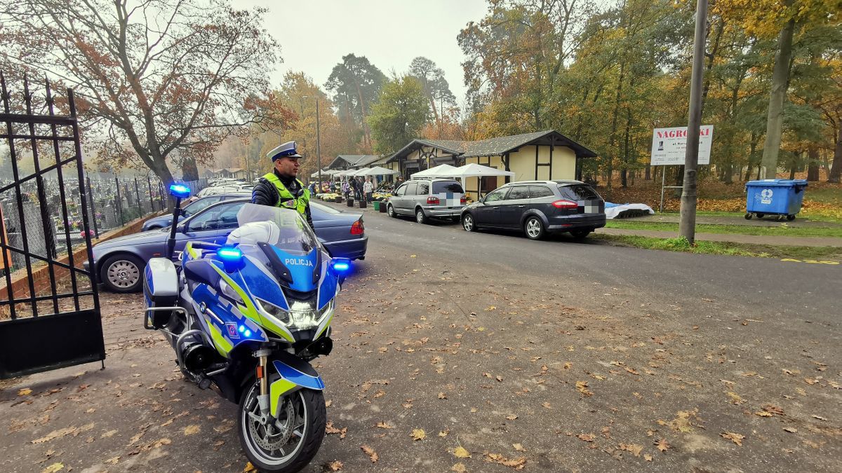 Przy cmentarzach pojawią się też nieoznakowane radiowozy i policjanci "w cywilu"