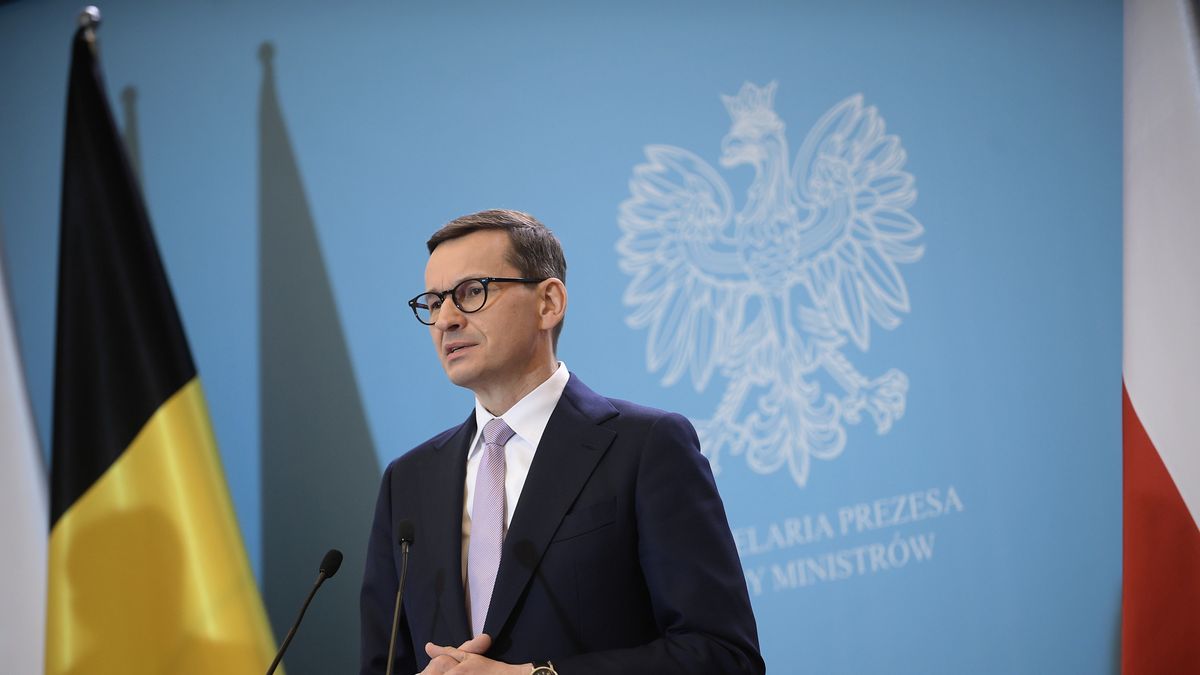 A handout photo made available by Ukrainian Presidential Press Service shows Ukrainian President Volodymyr Zelensky during a meeting with British Prime Minister Boris Johnson in Kyiv, Ukraine, 09 April 2022. British Prime Minister Boris Johnson paid an unannounced visit to Kyiv on April 9 to 'show solidarity' with Ukraine a day after a missile strike killed dozens at a railway station in the country's east. EPA/UKRAINIAN PRESIDENTIAL PRESS SERVICE / HANDOUT HANDOUT EDITORIAL USE ONLY/NO SALES Dostawca: PAP/EPA.