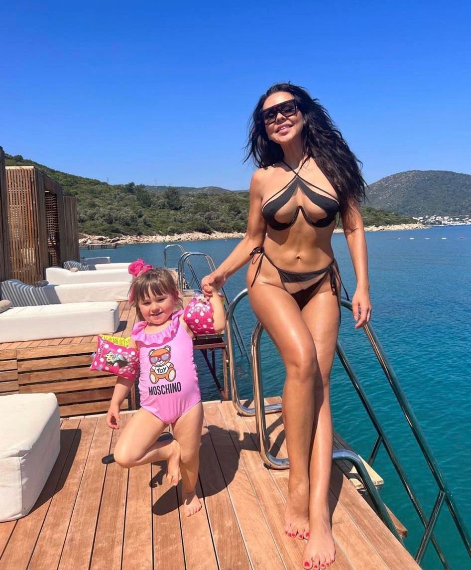 Sylwia Bomba na wakacjach z córeczką
