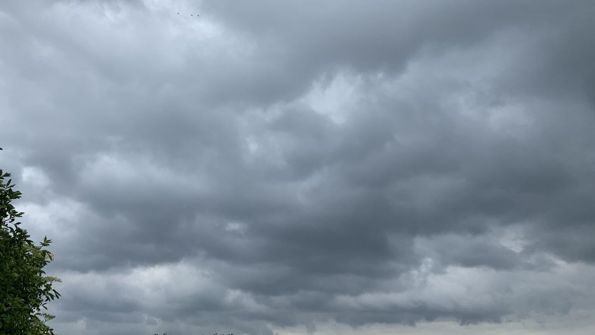 Wrocław. Pogoda. 16 lipca - chłodny i burzowy dzień przed nami. Warto wyposażyć się w parasole