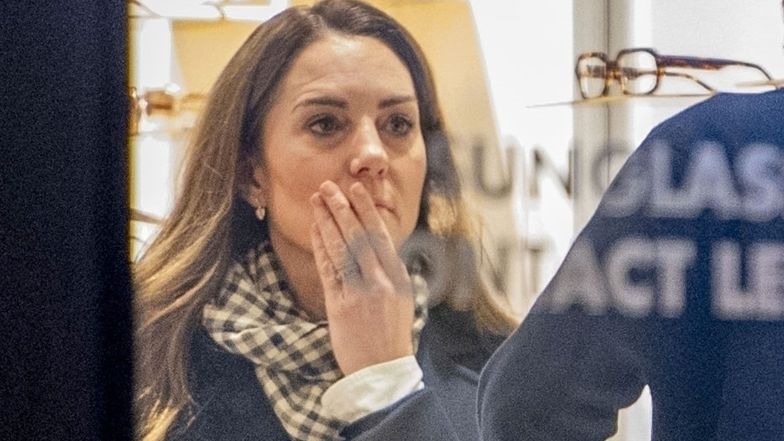 Pełna skupienia księżna Kate wybiera nowe okulary