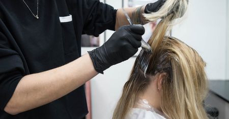 Farbowanie odrostów w domu i u fryzjera – na czym polega?