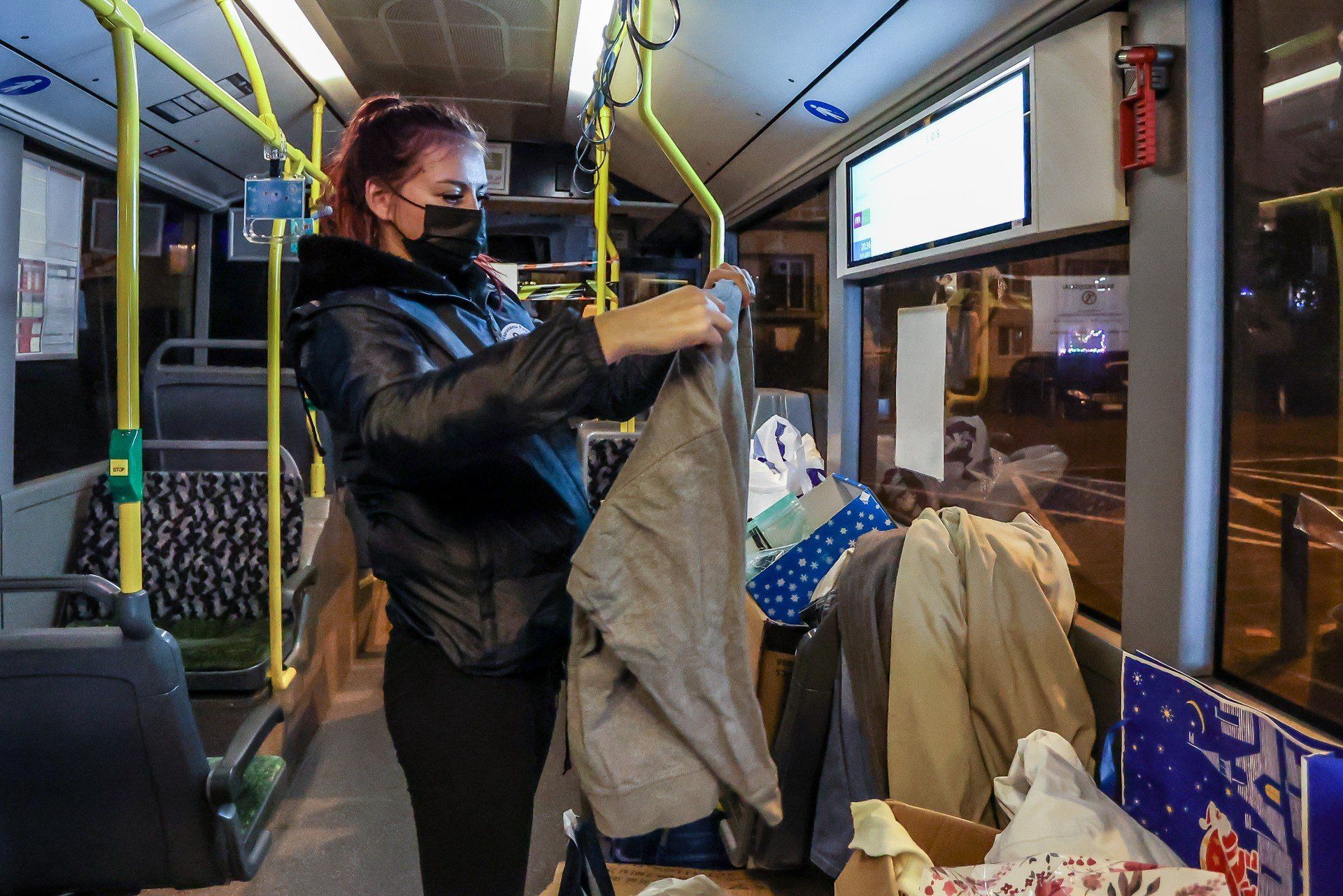 Autobus SOS zapewnia osobom w bezdomności gorący posiłek, ciepłą odzież - w tym swetry, kurtki, czapki i szaliki - oraz wsparcie medyczne.