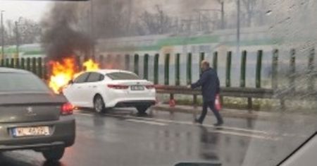 Pożar auta na zjeździe z S79 w Warszawie. Kierowcy mogą spodziewać się utrudnień