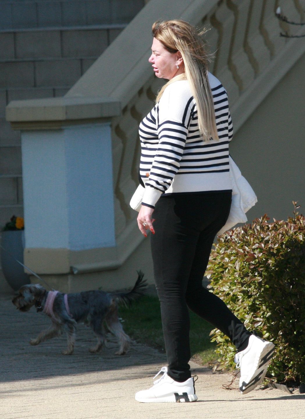 Odmieniona Katarzyna Niezgoda snuje się po Sopocie 