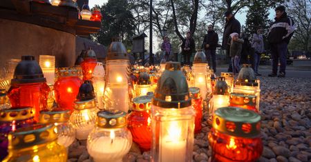 1 listopada będzie tłok na cmentarzach? Polacy mocno podzieleni [BADANIE]