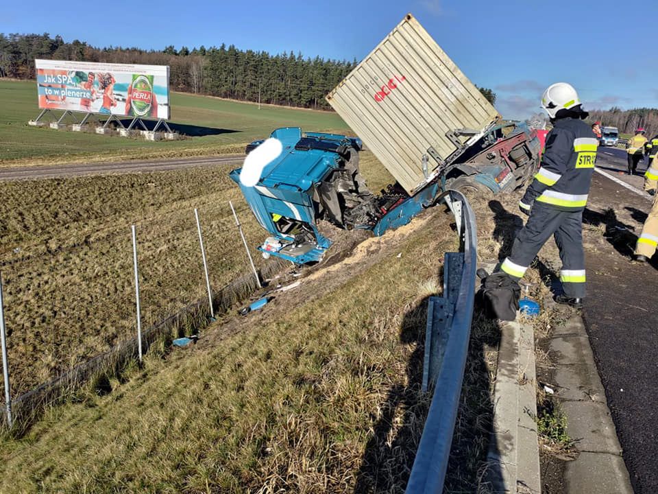 Dramat na trasie S-7. Rozpędzona ciężarówka staranowała robotników drogowych, którzy czyścili kanalizację
Fot. OSP Janowiec Kościelny