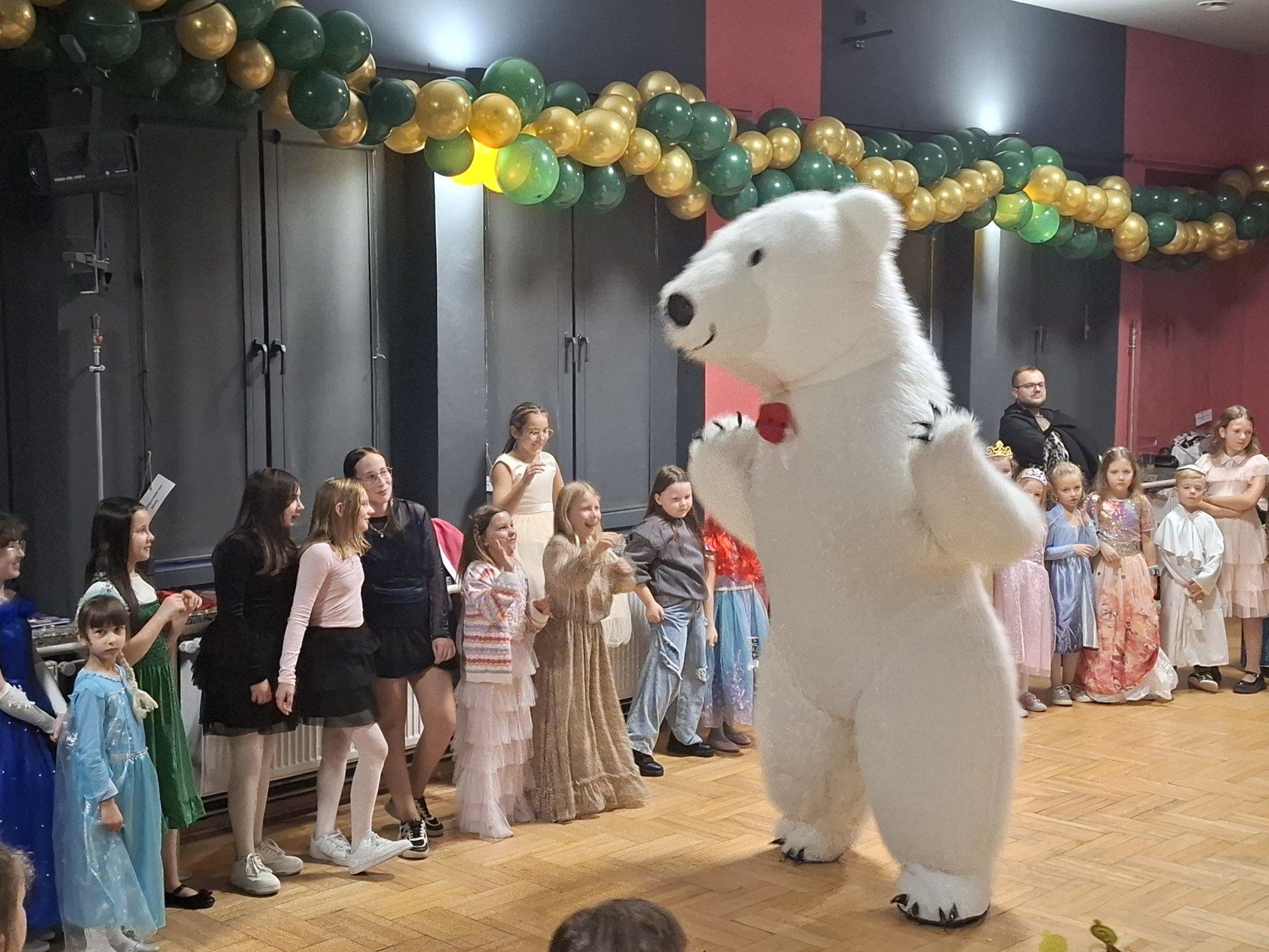 Na wszystkich czekała wyjątkowa niespodzianka. Zabawę odwiedził... miś polarny.