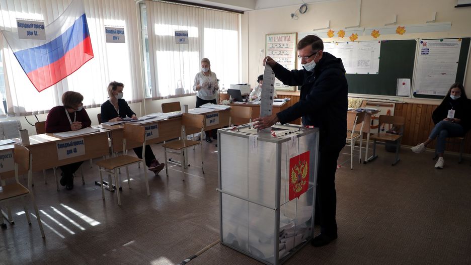 epa09474794 A man wearing a face mask to be protected against coronavirus infection casts a ballot at a polling station at a local school in Podolsk outside Moscow, Russia, 18 September 2021. Elections of deputies of the State Duma, governors, deputies of the regional and city runs from 17 September to 19 September. The main voting day will take place on 19 September, Voting in the State Duma takes place in one round according to a mixed system - 225 deputies must be elected from party lists and 225 deputies - from single-mandate constituencies.  EPA/MAXIM SHIPENKOV Dostawca: PAP/EPA.