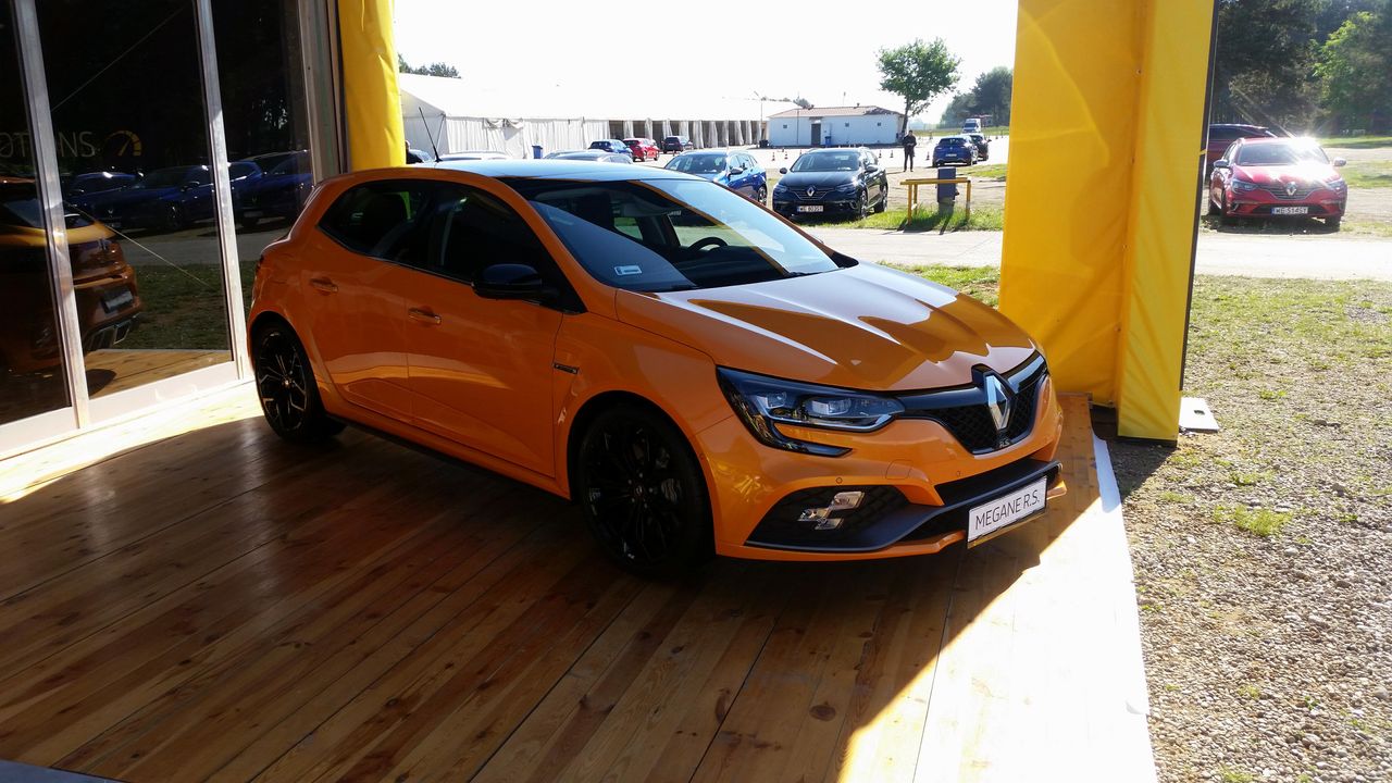 Renault Megane R.S. w kolorze "Orange Tonic".