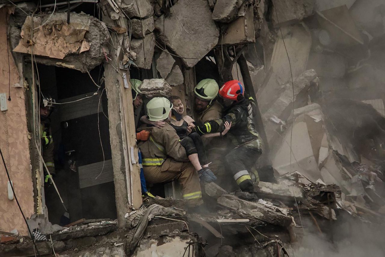 Ukraińscy ratownicy uwolnili spod gruzów mieszkania na ósmym piętrze skrajnie wyczerpaną i wychłodzoną kobietę.