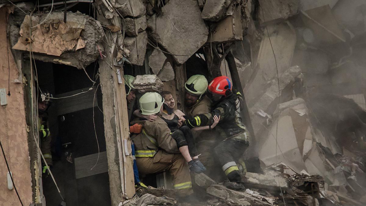 Ukraińscy ratownicy uwolnili spod gruzów mieszkania na ósmym piętrze skrajnie wyczerpaną i wychłodzoną kobietę.