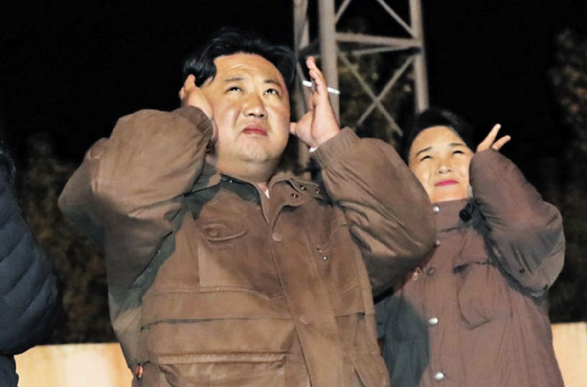  Kim Jong-un, przywódca Korei Północnej, z małżonką Ri Sol-ju przy boku, podziwia moc własnej broni