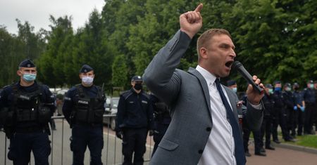 Kim jest Robert Bąkiewicz? Sanitariuszka AK nazwała go "głupim chłopem"
