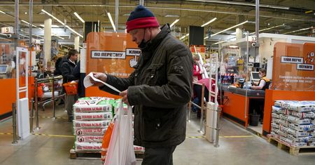 Nowa prognoza pokazuje, jak źle będzie z gospodarką Rosji. Część Rosjan już ucieka z kraju