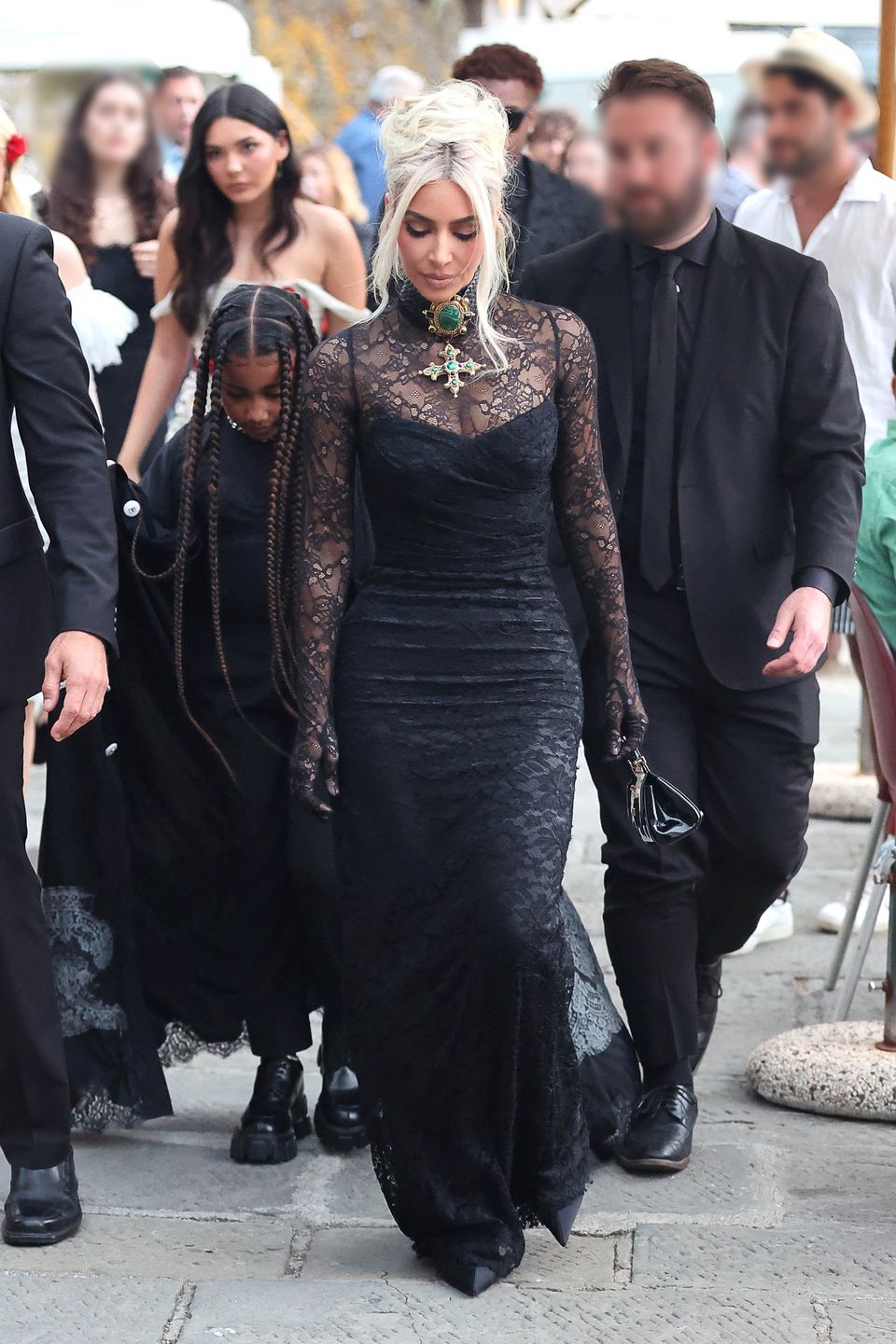 Kim Kardashiani North West na ślubie Kourtney Kardashian i Travisa Barkera
