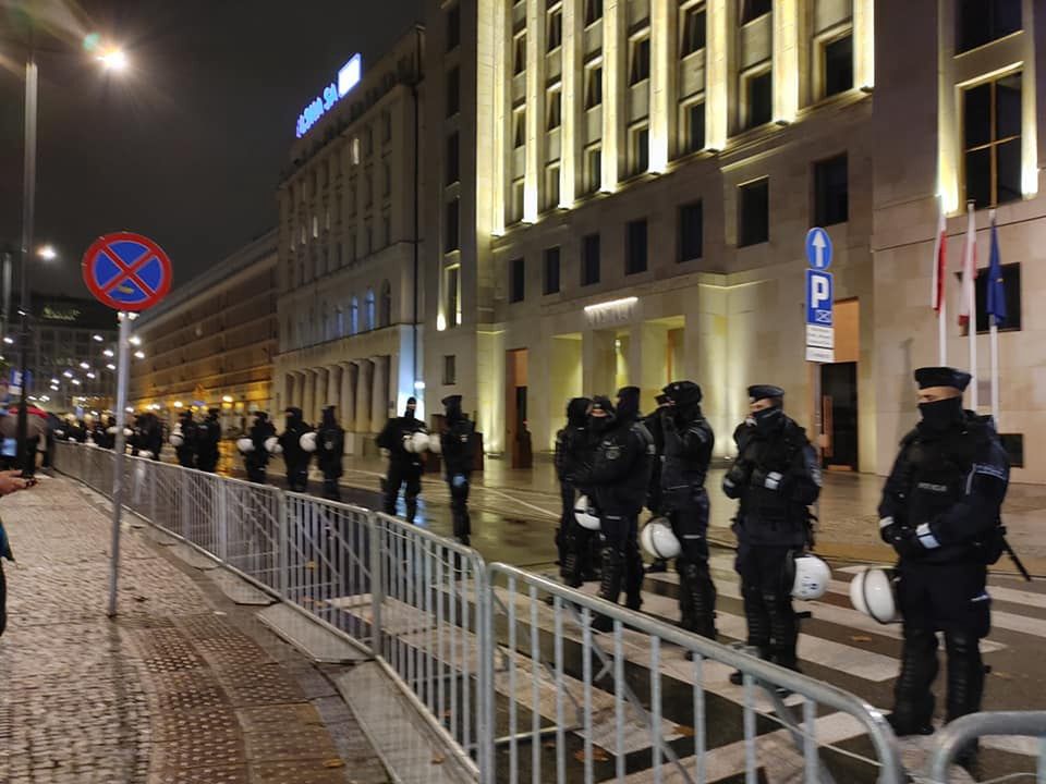 Policjanci przed siedzibą Telewizji Polskiej.