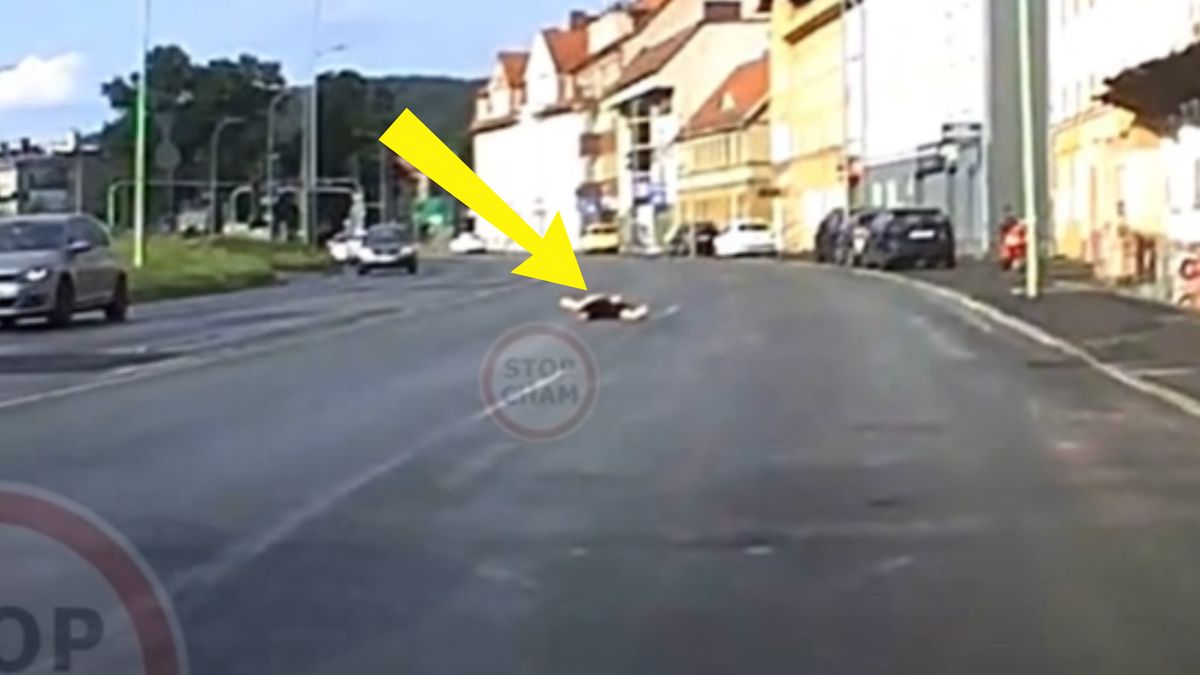 Leżał na środku jezdni.