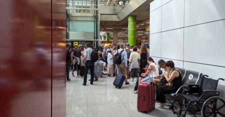 Niepełnosprawny w podróży. Na co może liczyć na lotnisku?