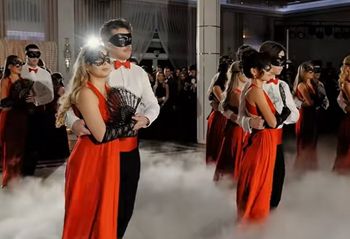 Tego jeszcze nie widzieliście. Maturzyści zatańczyli "walca wampirów"