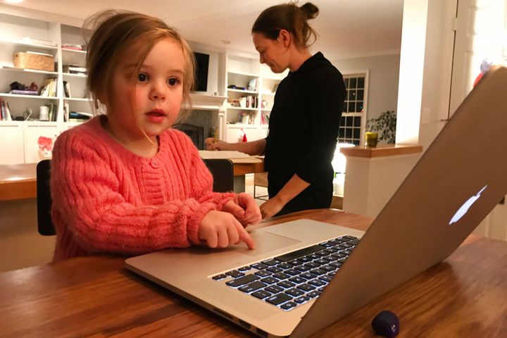 Dziewczynka przed komputerem